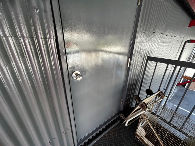 外階段②　扉塗装工事　施工完了